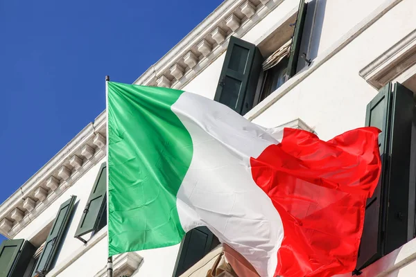 Włoska Flaga Przeciwko Domowi Wenecja Włochy — Zdjęcie stockowe