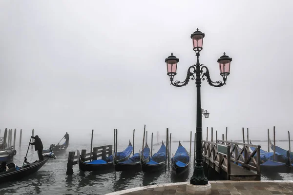 Venetië Met Gondels Tegen Mistige Dagen Italië — Stockfoto