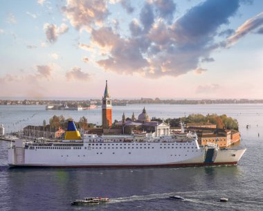 İtalya, Venedik 'te dev bir gemiye karşı San Giorgo adası