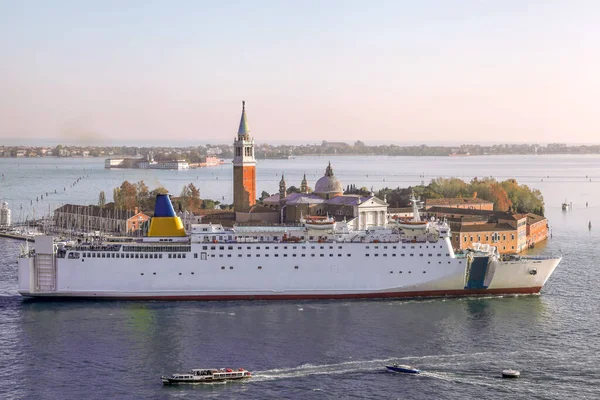 İtalya, Venedik 'te dev bir gemiye karşı San Giorgo adası