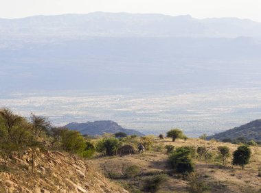 Küçük geleneksel kulübe ile manzara. OMO Vadisi. Etiyopya.