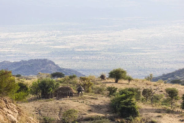Krajobraz z małe tradycyjnej chatce. Dolinie Omo. Etiopia. — Zdjęcie stockowe