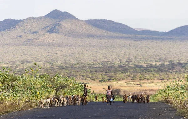 Herders on highway in the evening. Omo Valley. Ethiopia — Stock Photo, Image