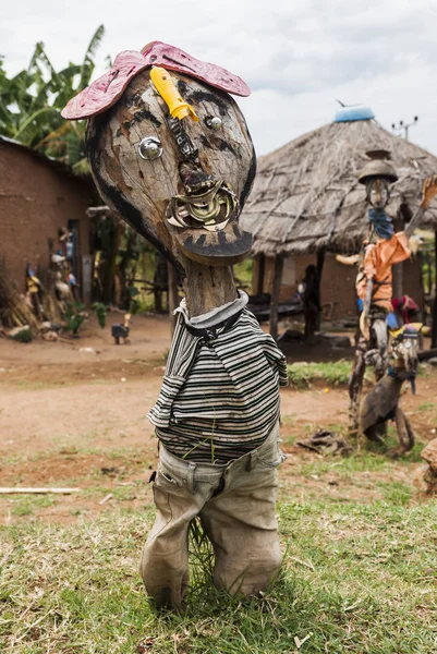 Esculturas hechas de materiales reciclados. Valle Omo. Etiopía . — Foto de Stock