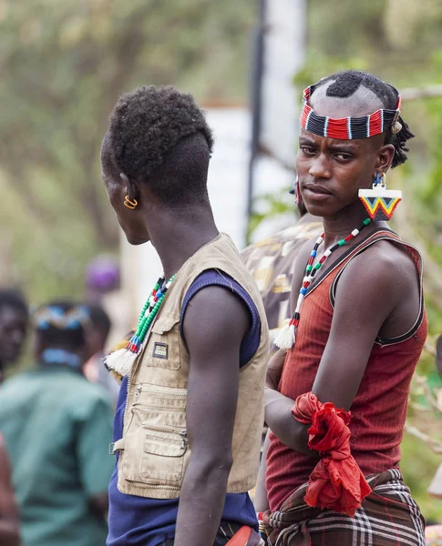 Boys from Ari tribe at local village market. Bonata. Omo Valley. — Stock Photo, Image