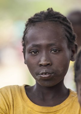 Ari kabile köy pazarında kızdan. Bonata. OMO Vadisi. Ethio