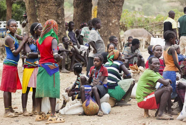 Persone della tribù Ari al mercato del villaggio. Bonata. Omo Valley. Eth — Foto Stock