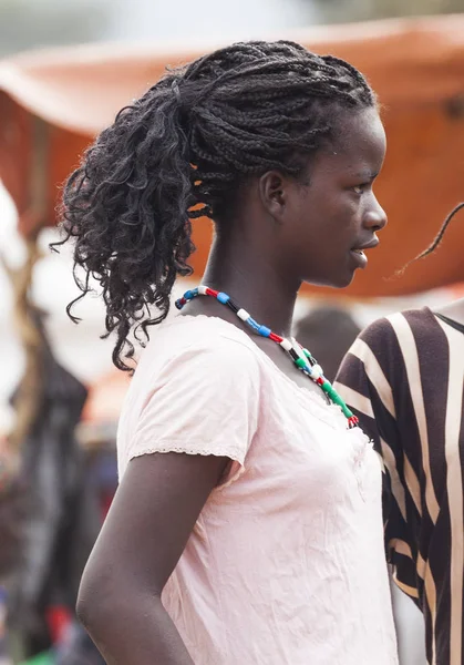 Ari kabile köy pazarında kızdan. Bonata. OMO Vadisi. Ethio