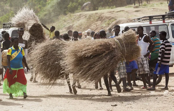 Människor bär kvistar på byns marknad. Bonata. OMO Valley. Ethiop — Stockfoto