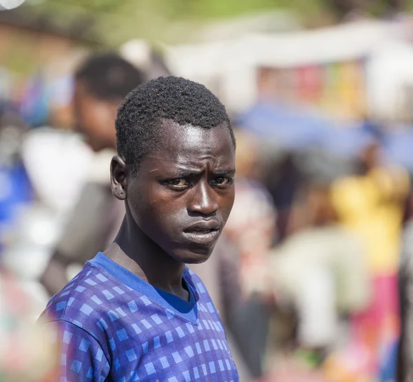 Ari kabile köy pazarında çocuktan. Bonata. OMO Vadisi. Ethiop