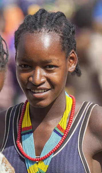 Ari kabile köy pazarında kızdan. Bonata. OMO Vadisi. Ethio