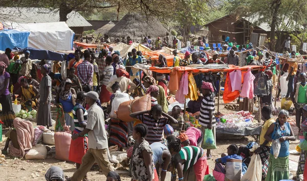 People from Ari tribe at village market. Bonata. Omo Valley. Eth — Stock Photo, Image