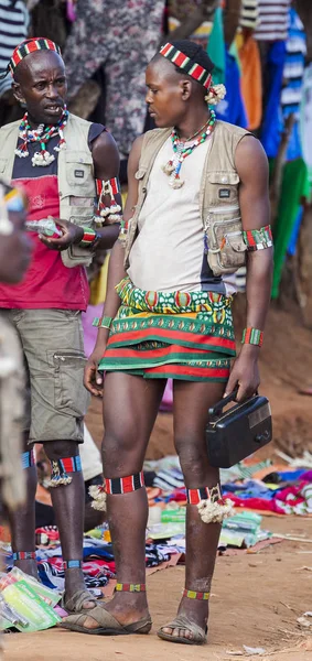 Banna άνθρωποι στο χωριό αγορά. Κλειδί μακριά, κοιλάδα του Omo. Αιθιοπία — Φωτογραφία Αρχείου