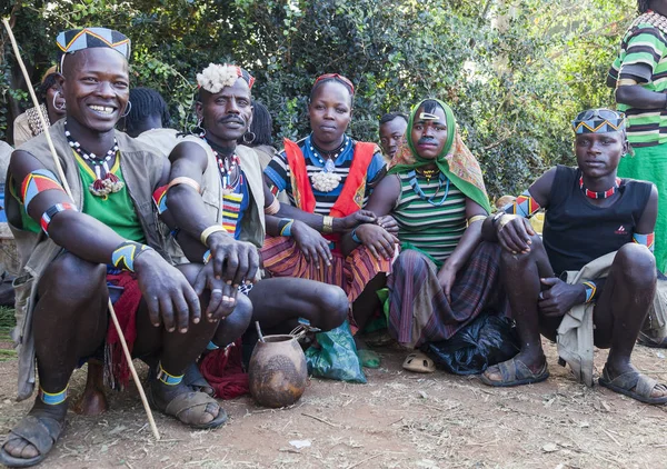 Banna lidí na vesnici na trhu. Klíčové dálky, Omo Valley. Etiopie — Stock fotografie