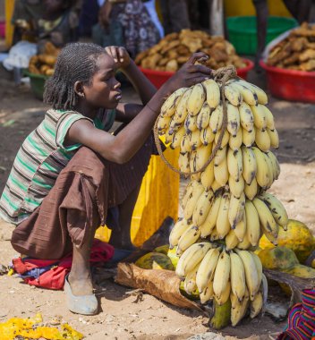 Konso kabile alan kadınlardan muz itibariyle yerel köy marke satmak