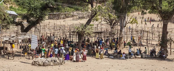 Ludzie z Konso plemion obszar rynku lokalnych wsi. Omo Valle — Zdjęcie stockowe