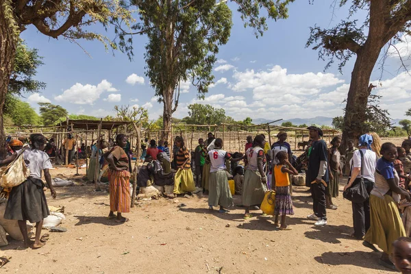 People from Konso tribal area at local village market. Omo Valle — Stock Photo, Image