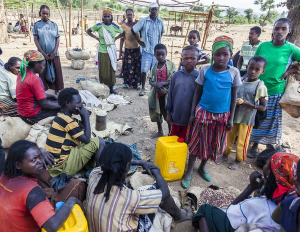 Gente de la zona tribal de Konso en el mercado de aldea local. Omo Valle — Foto de Stock