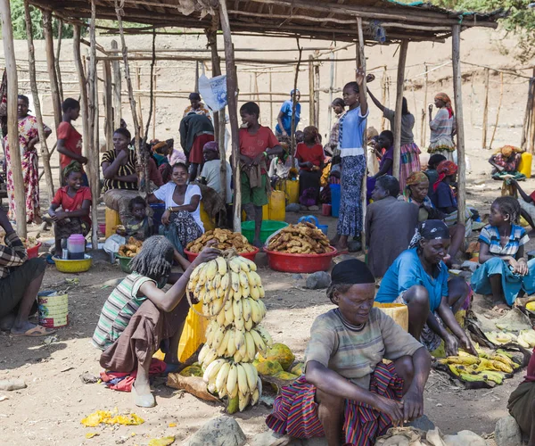 Gente de la zona tribal de Konso en el mercado de aldea local. Omo Valle — Foto de Stock