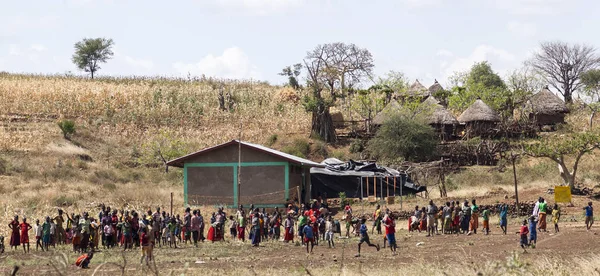 Enfants et enseignants d'une école rurale dans une aire de jeux scolaire Images De Stock Libres De Droits