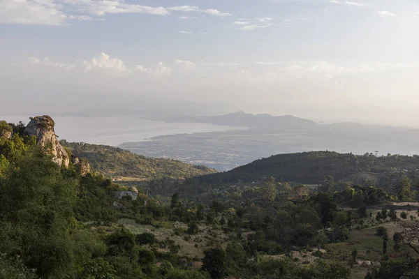 Pohled ze silnice do vesnice Dorze směrem k jezeru Abaya. Hayzo villag — Stock fotografie