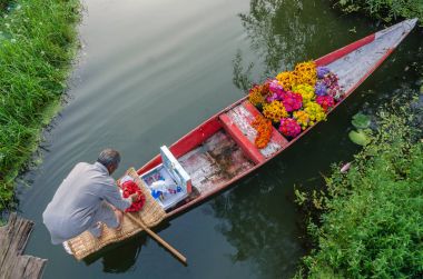 Sabah sebze Dal göl kenarında bir çiçek market