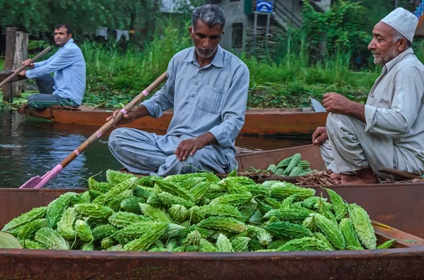 Dal gölde sabah sebze pazarı