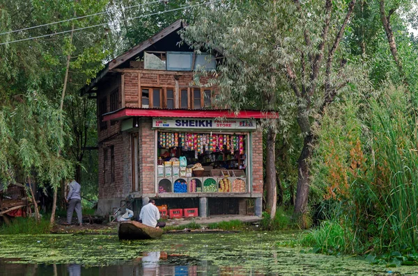 Srinagar, Keşmir, Hindistan gölde Dal Dükkanı