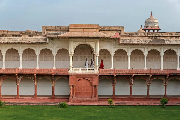 Pessoas caminhando dentro de Agra Fort, Índia — Fotografia de Stock