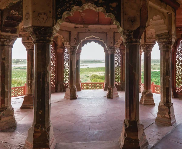 Escultura delicada em Muassaman Burj, Red Fort, Agra — Fotografia de Stock