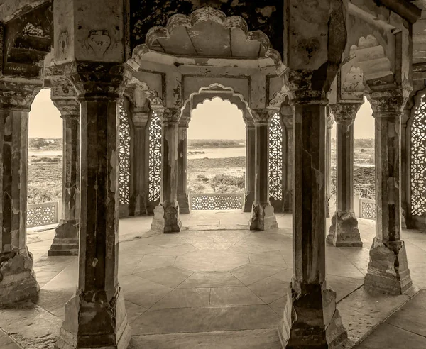 Escultura delicada em Muassaman Burj, Red Fort, Agra, Índia — Fotografia de Stock