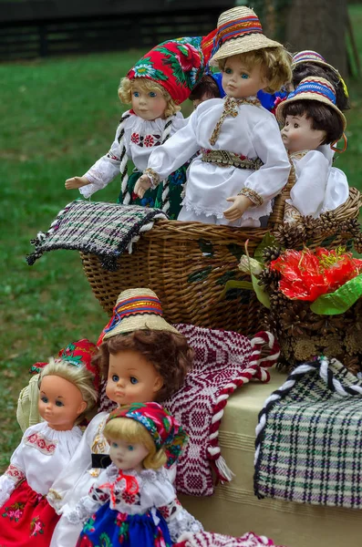 Куклы, одетые в традиционные народные костюмы — стоковое фото