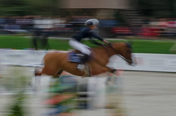 Imagem abstrata com um cavalo no salto de demonstração — Fotografia de Stock