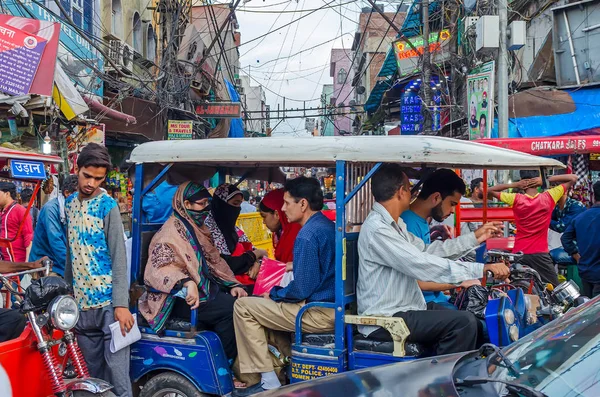 Calles llenas de gente en Nueva Delhi, la capital de la India —  Fotos de Stock