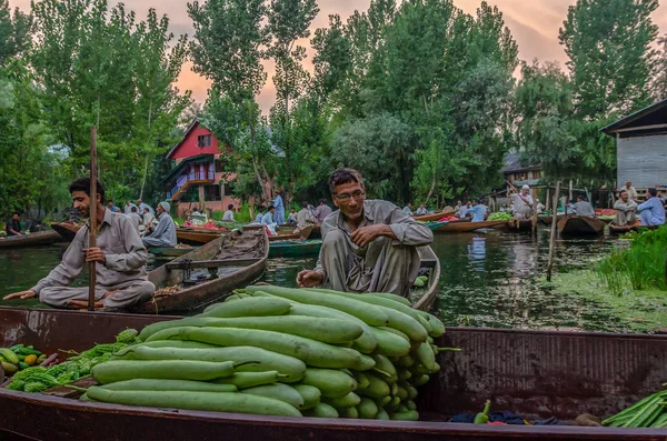 Dal gölde sabah sebze pazarı
