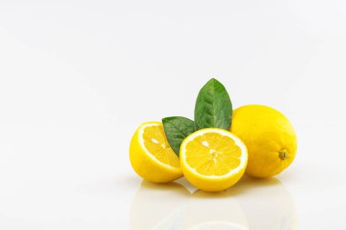 Taze limon yaprak yeşil ile yarıya