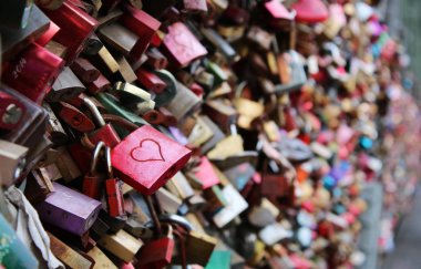 Valentine's Day - bir köprü birçok kilitler - kırmızı asma kilit ile s
