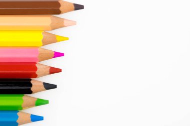 Beyaz arkaplanda renkli kalemler