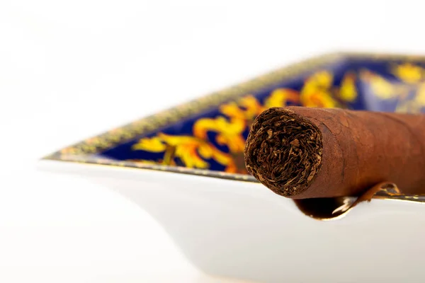哈瓦那雪茄在烟灰缸 — 图库照片