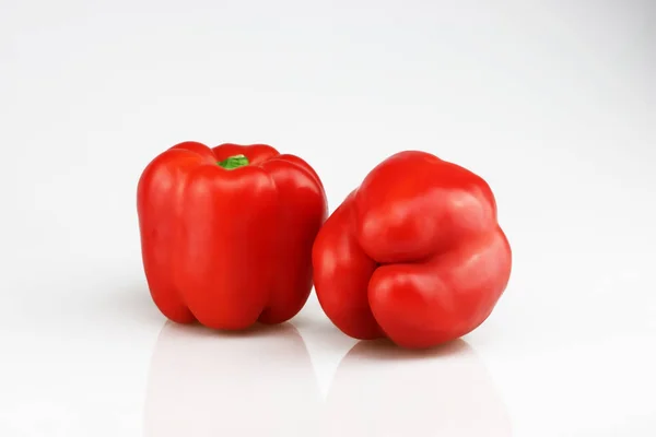 Deux poivrons rouges frais — Photo