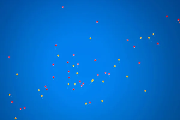 Gökyüzünde renkli balonlar — Stok fotoğraf
