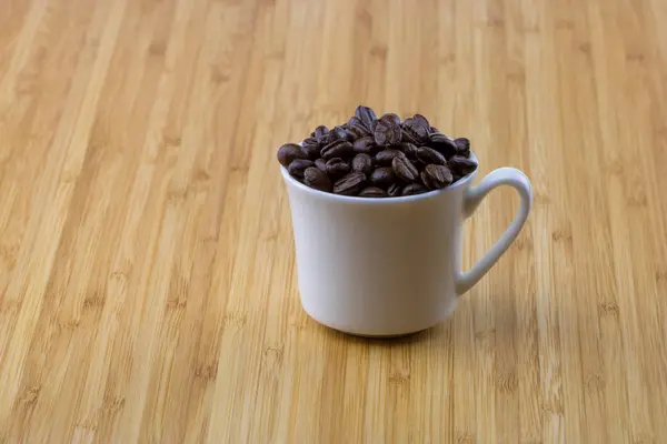 エスプレッソのマグカップでコーヒー豆 — ストック写真