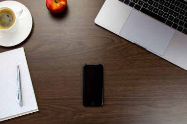 Office bir elma ve bir fincan yanında bir not defteri ile Danışma