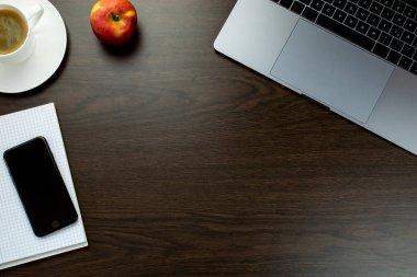 Office bir elma ve c fincan yanında bir not defteri ile Danışma