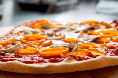 Buharlı sıcak pizza turuncu biber, jambon ve mantar ile