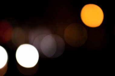 Siyah arka planda güzel ve renkli Bokeh ışıkları - bulanık arka planlar, gece ışıkları