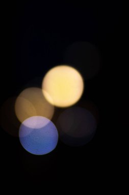 Siyah arka planda güzel ve renkli Bokeh ışıkları - bulanık arka planlar, gece ışıkları