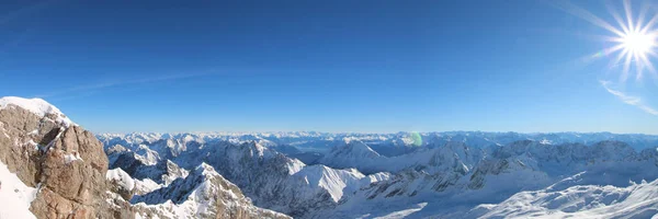 Een prachtig uitzicht over de Duitse en Oostenrijkse Alpen vanaf de berg 'zugspitze' in een winterwonderland met blauwe lucht — Stockfoto