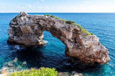 Mallorca 'nın güneyindeki ünlü yer, İspanya, kayadaki delik Mirador Es Ponts.