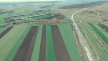Tarım alanı, bir köy Ukrayna'nın, Bahar gelir. Yolun alanlar arasında. Bahar köyde. Bereketli topraklar en iyi görünümü. Kırsal görünümü